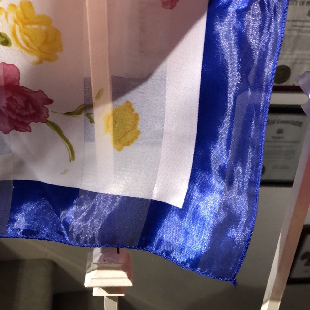 Gorgeous Vintage Floral Print Scarf with Blue Border - Picture 7 of 7